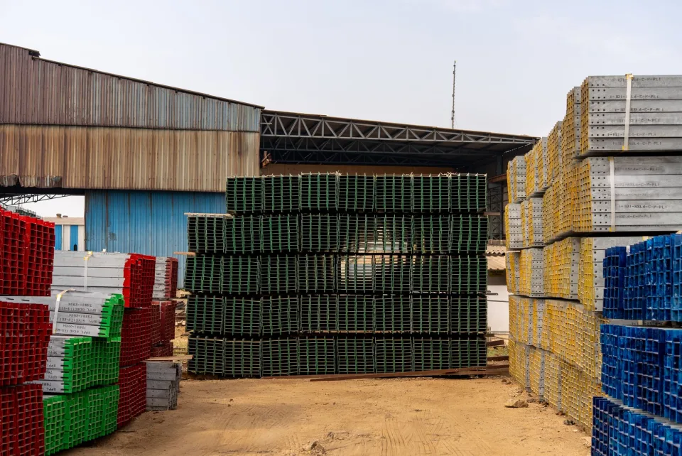 Xe vật tư đang bốc hàng